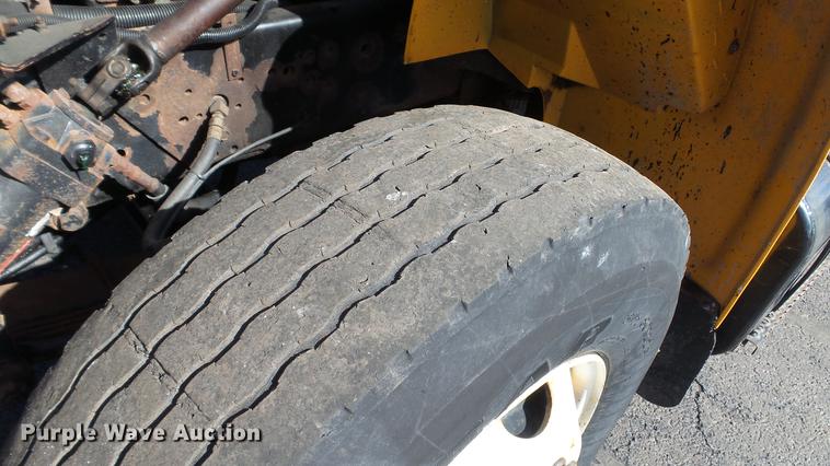 image for item DC5653 2002 International 4900 dump truck