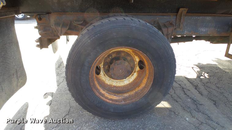 image for item DC5653 2002 International 4900 dump truck