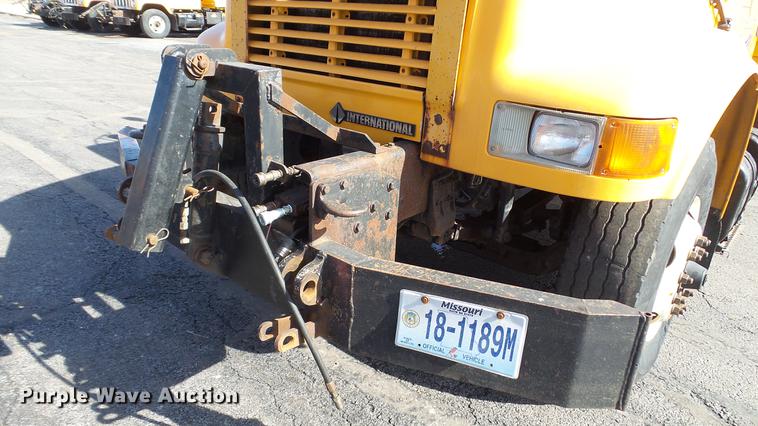 image for item DC5653 2002 International 4900 dump truck