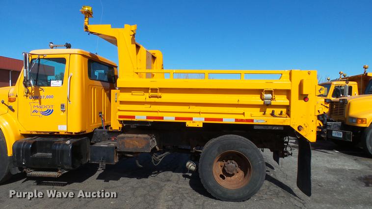 image for item DC5653 2002 International 4900 dump truck