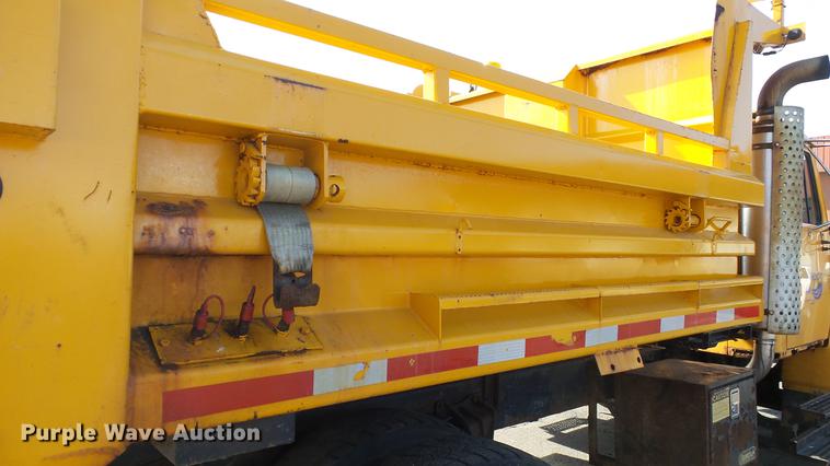 image for item DC5653 2002 International 4900 dump truck