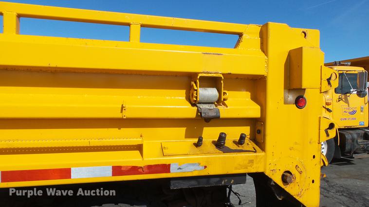 image for item DC5653 2002 International 4900 dump truck