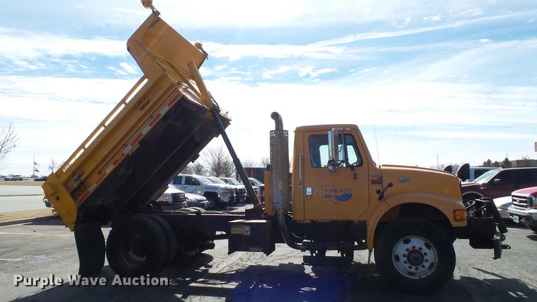 image for item DC5653 2002 International 4900 dump truck