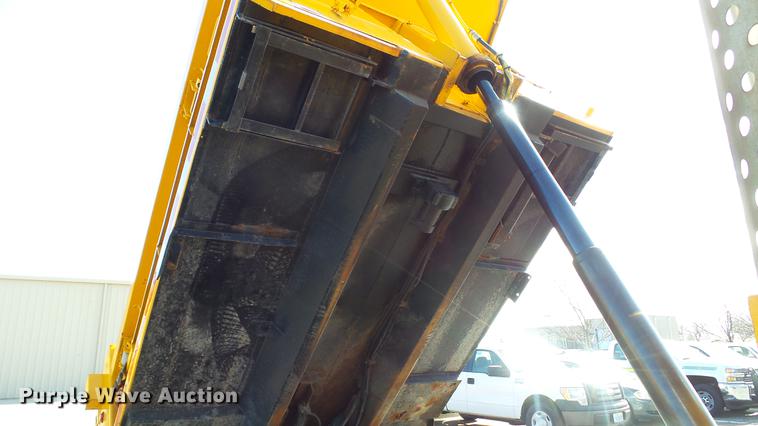 image for item DC5653 2002 International 4900 dump truck