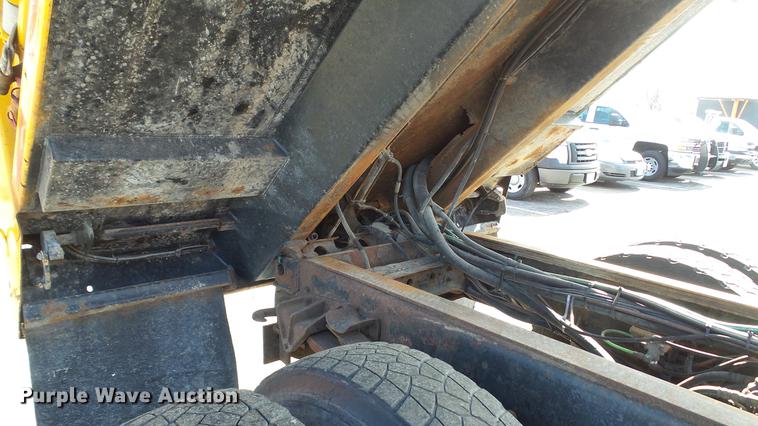 image for item DC5653 2002 International 4900 dump truck