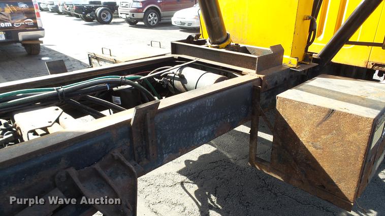 image for item DC5653 2002 International 4900 dump truck