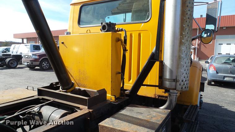 image for item DC5653 2002 International 4900 dump truck