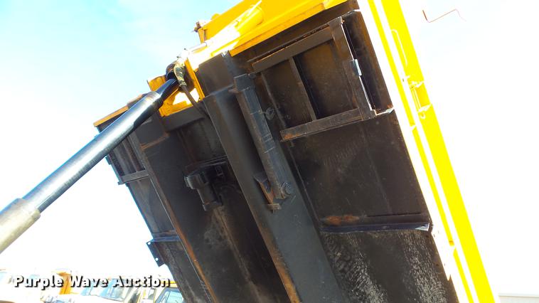 image for item DC5653 2002 International 4900 dump truck