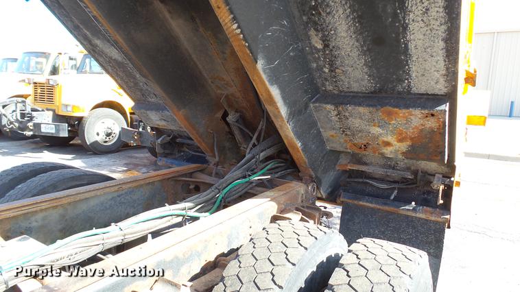 image for item DC5653 2002 International 4900 dump truck