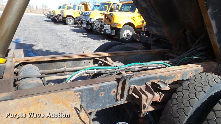 image for item DC5653 2002 International 4900 dump truck