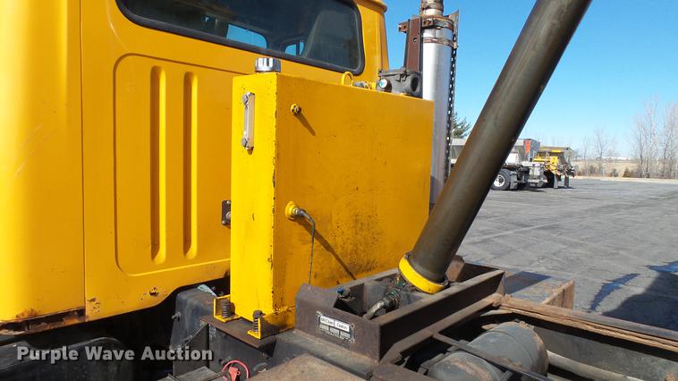 image for item DC5653 2002 International 4900 dump truck