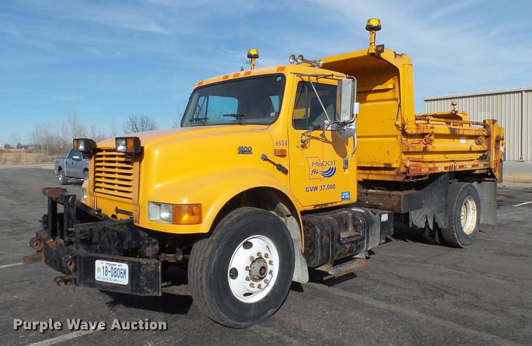 image for item DC5654 2002 International 4900 dump truck