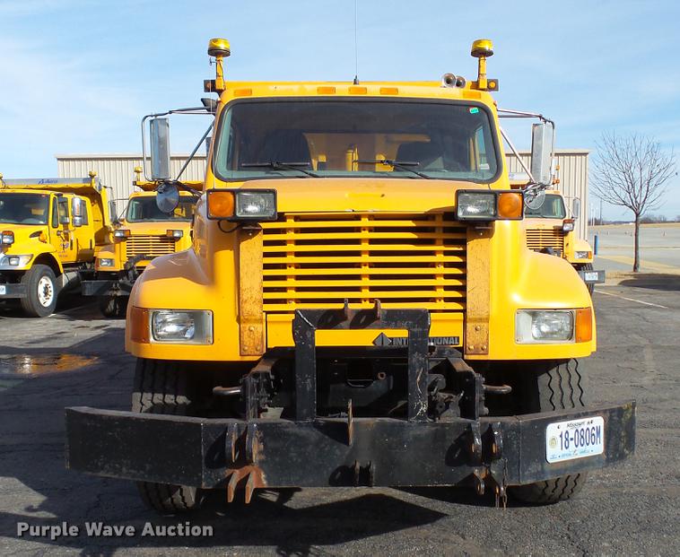 image for item DC5654 2002 International 4900 dump truck