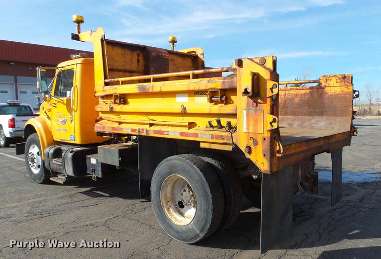 image for item DC5654 2002 International 4900 dump truck