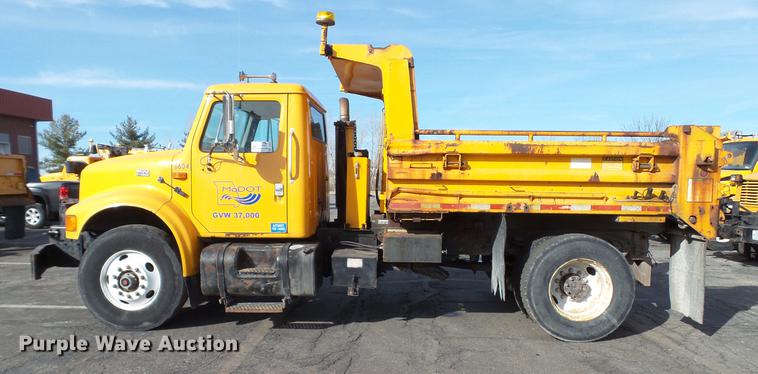 image for item DC5654 2002 International 4900 dump truck