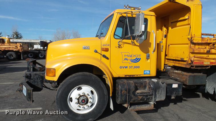 image for item DC5654 2002 International 4900 dump truck