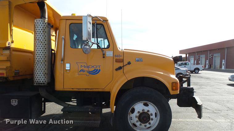 image for item DC5654 2002 International 4900 dump truck