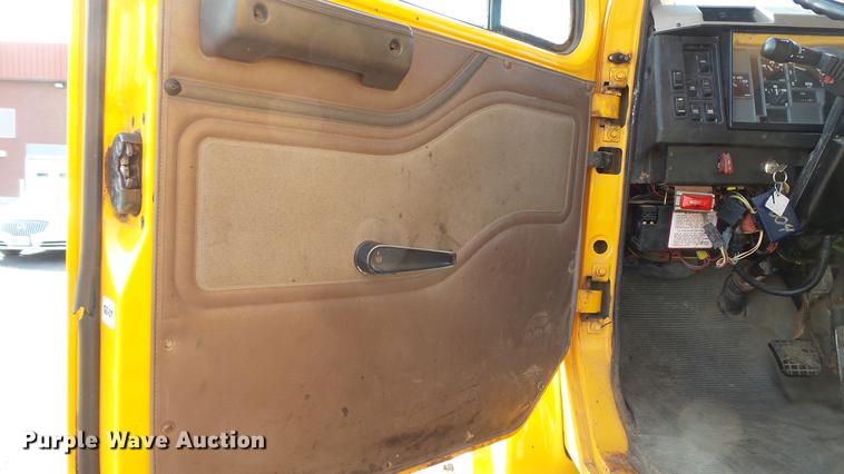 image for item DC5654 2002 International 4900 dump truck