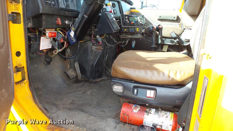 image for item DC5654 2002 International 4900 dump truck