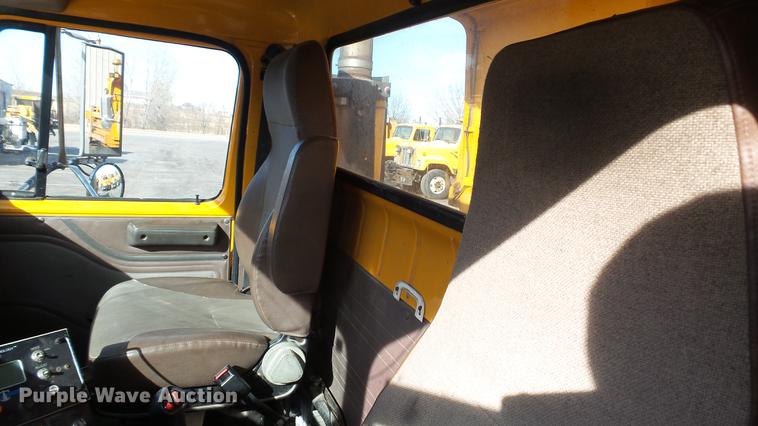 image for item DC5654 2002 International 4900 dump truck