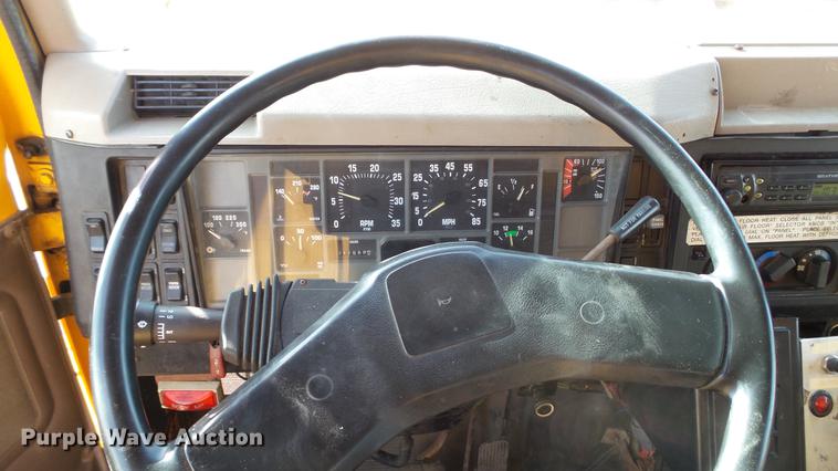 image for item DC5654 2002 International 4900 dump truck