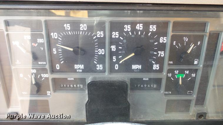 image for item DC5654 2002 International 4900 dump truck