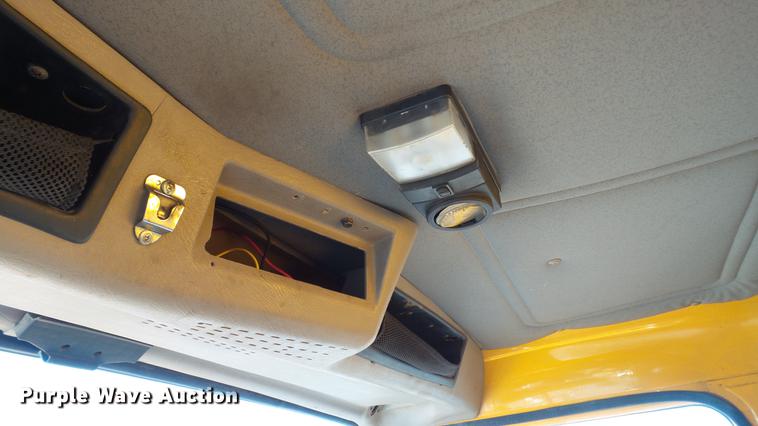 image for item DC5654 2002 International 4900 dump truck