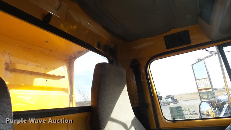 image for item DC5654 2002 International 4900 dump truck
