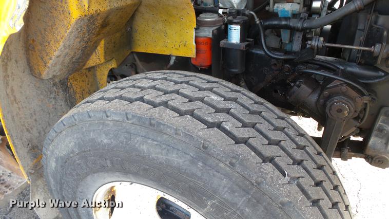 image for item DC5654 2002 International 4900 dump truck