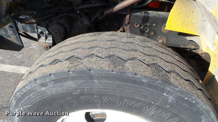 image for item DC5654 2002 International 4900 dump truck