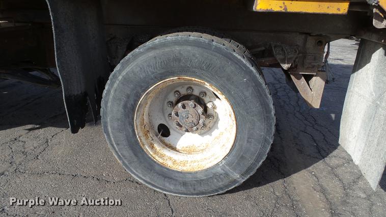 image for item DC5654 2002 International 4900 dump truck