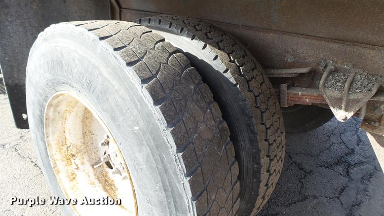 image for item DC5654 2002 International 4900 dump truck