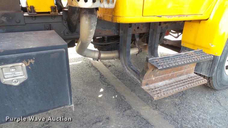 image for item DC5654 2002 International 4900 dump truck