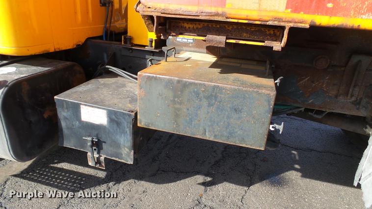 image for item DC5654 2002 International 4900 dump truck