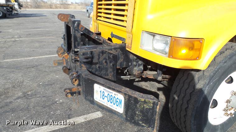 image for item DC5654 2002 International 4900 dump truck