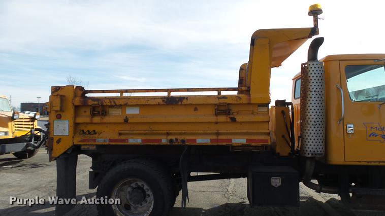 image for item DC5654 2002 International 4900 dump truck