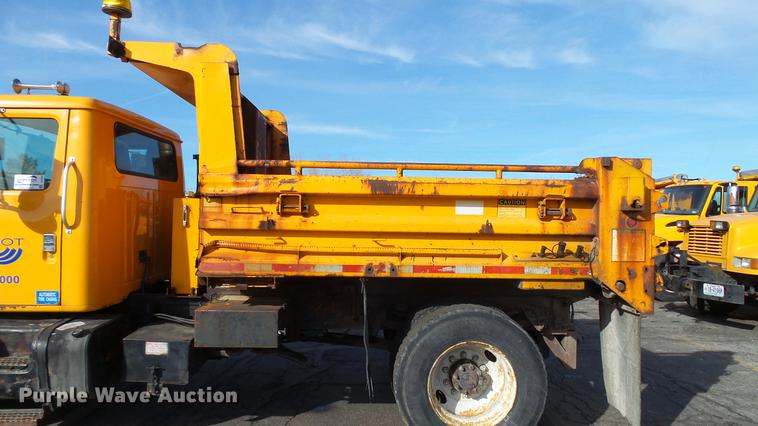 image for item DC5654 2002 International 4900 dump truck