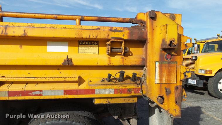 image for item DC5654 2002 International 4900 dump truck