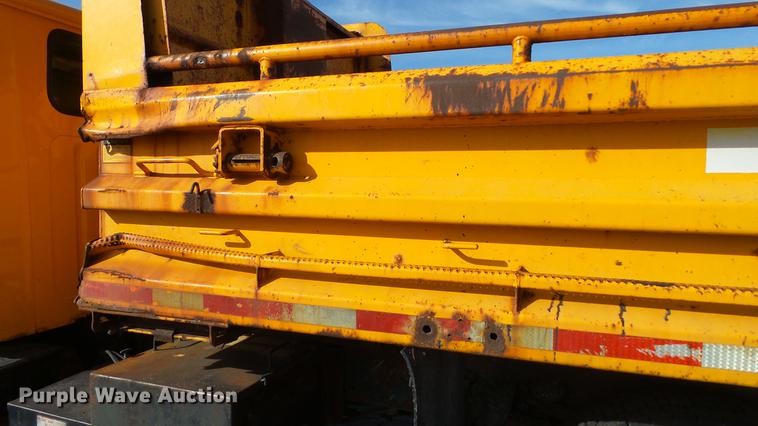 image for item DC5654 2002 International 4900 dump truck