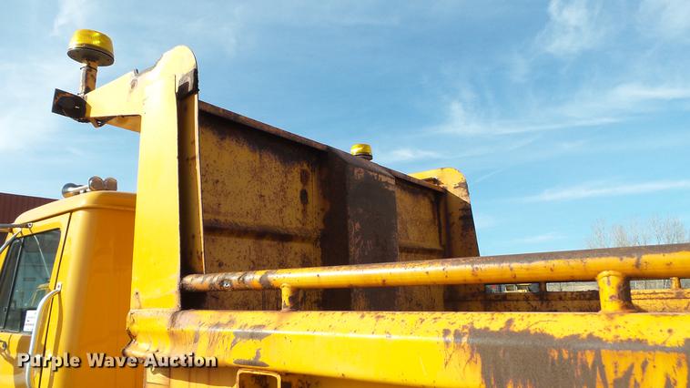 image for item DC5654 2002 International 4900 dump truck