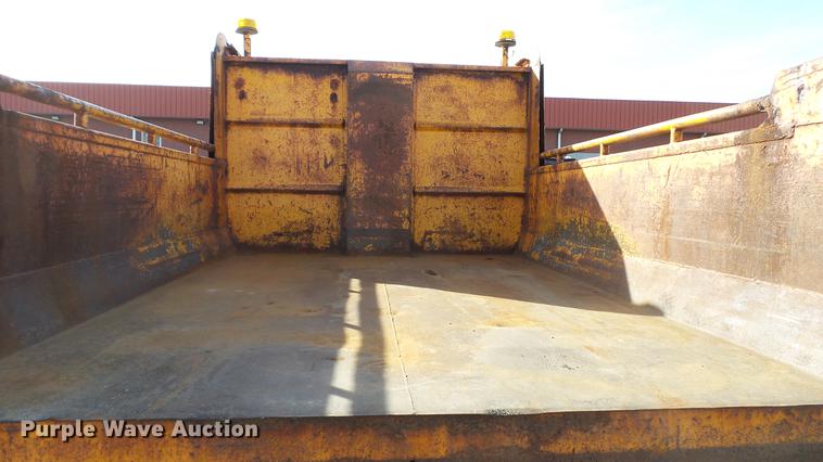 image for item DC5654 2002 International 4900 dump truck