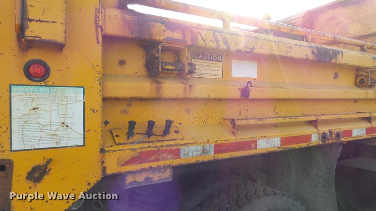 image for item DC5654 2002 International 4900 dump truck