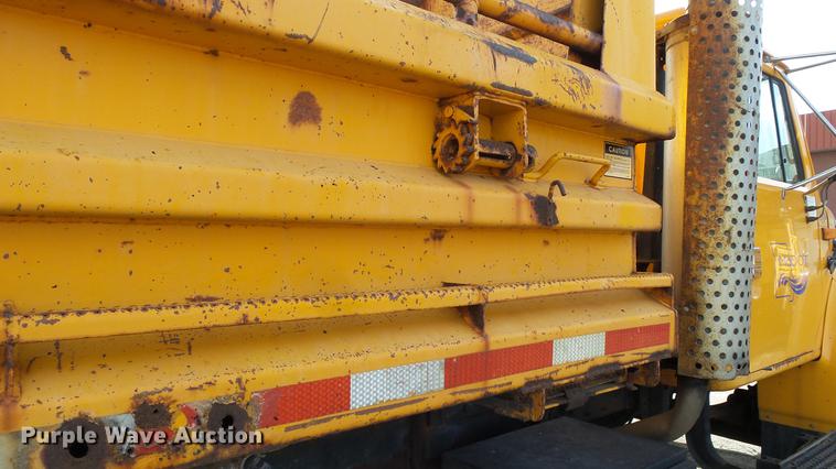 image for item DC5654 2002 International 4900 dump truck