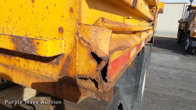 image for item DC5654 2002 International 4900 dump truck