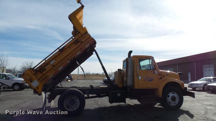 image for item DC5654 2002 International 4900 dump truck