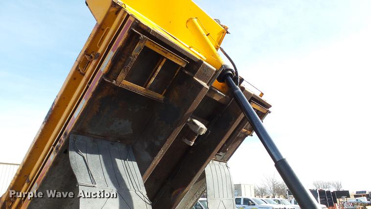 image for item DC5654 2002 International 4900 dump truck