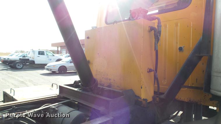 image for item DC5654 2002 International 4900 dump truck