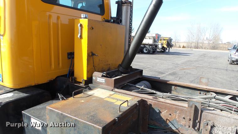 image for item DC5654 2002 International 4900 dump truck