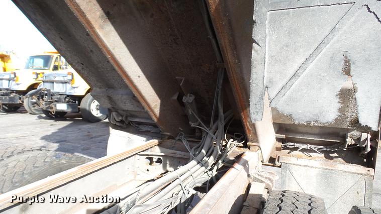 image for item DC5654 2002 International 4900 dump truck