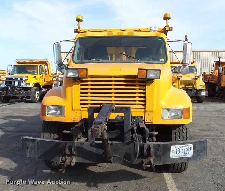image for item DC5655 2002 International 4900 dump truck